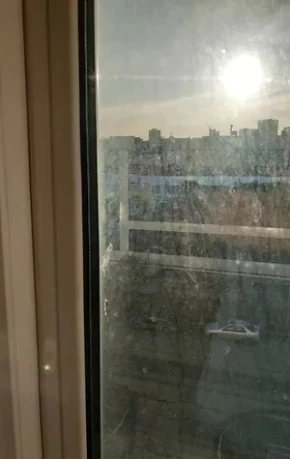 Грязное окно снаружи после долгого перерыва без мойки